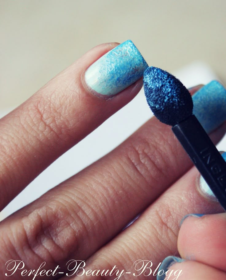 Ombre nails with an eyeshadow brush. Paint your nails with your base color, then apply the eye shadow and finish with a thick clear top coat to lock everything in! Her Nails, Eyeshadow Brush, Diy Beauty Hacks, Manicure Y Pedicure, Beautiful Nail Art, Cute Nail Designs, Eyeshadow Brushes, Stiletto Nails, Love Nails