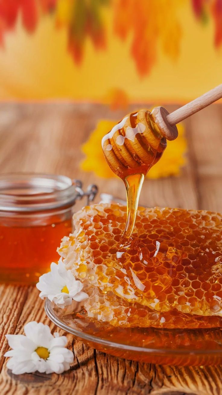 Honey Burning Mouth, Fresh Honeycomb, Upper Respiratory Tract, Throat Remedies, Sore Throat Remedies, Allergy Season, Breathing Problems, Healthy Diet Tips, Natural Cold Remedies