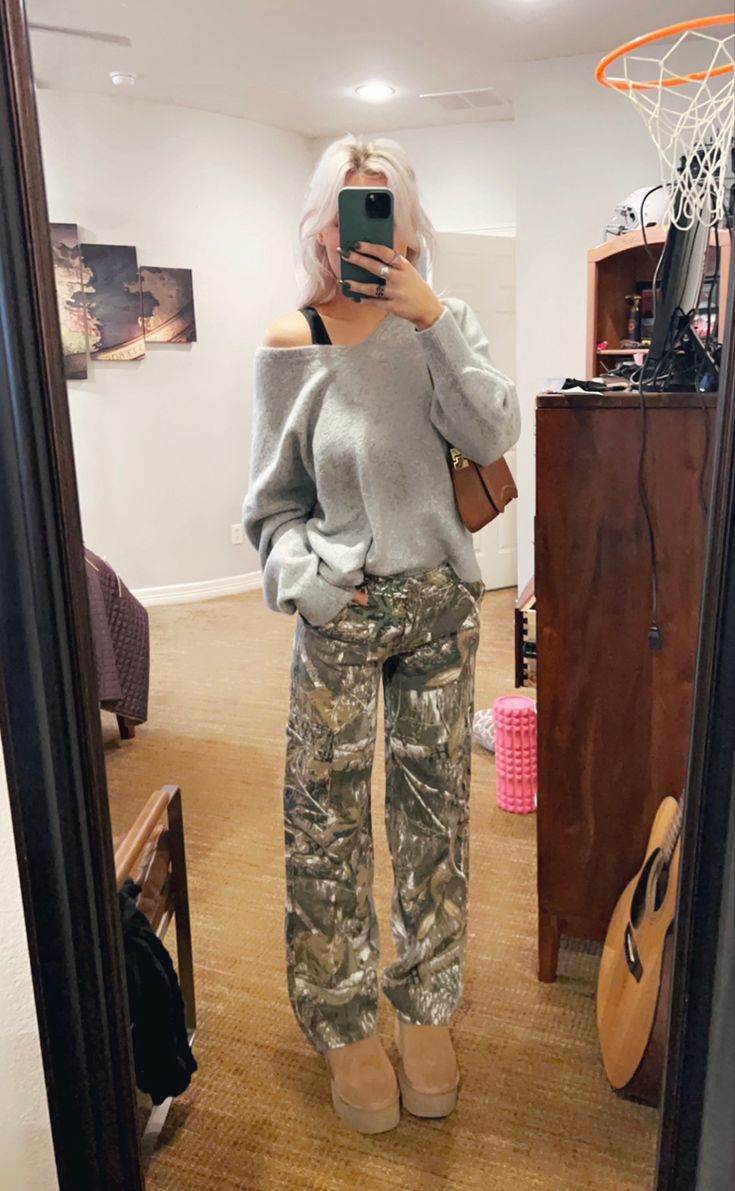 Platform ugg, camo pant outift Cano Pants Outfit Winter Casual, Hunting Print Pants Outfit, Wood Camo Pants Outfit, Trendy Camo Outfits, Outfits For Camo Pants, Fall Outfits Camo Pants, Camo Pants Outfit 2023, Outfit Inspo Camo Pants, Tree Print Pants Outfit