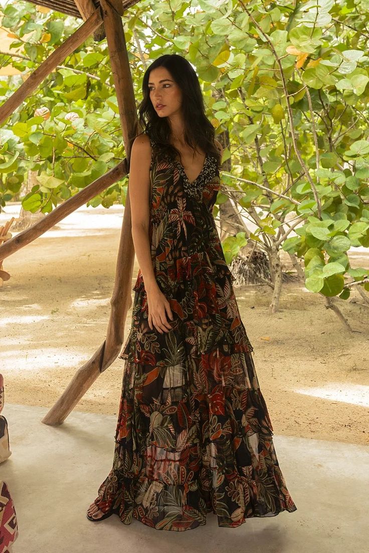 Floriana Long Dress - Your Bohemian Travel Companion Get ready for a journey of elegance with the Floriana long dress. This lovely outfit, designed with a bohemian spirit, is the perfect embodiment of your dream getaways. Its classic design, enhanced by a playful flounce, brings an undeniable sophistication that's ideal for all your evening events. Unleash your bohemian side with its tropical print. Like a snapshot of paradise, this bohemian long dress is a must-have for those seeking a unique a Long Spaghetti Strap Dress, Bohemian Travel, Bohemian Dresses Long, Boho Style Outfits, Mode Boho, Tiered Maxi Dress, Ruffled Maxi Dress, Boho Stil, Travel Companion