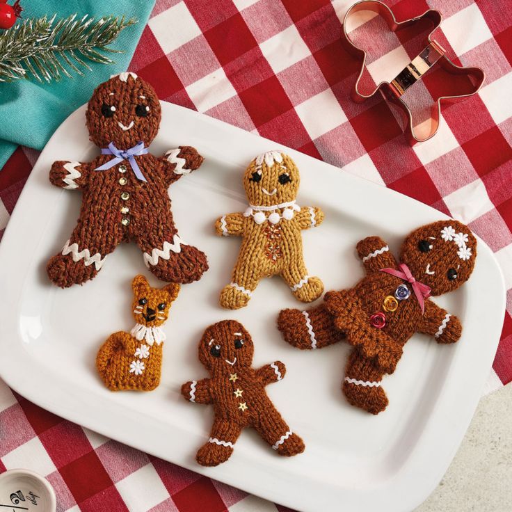 there are knitted gingerbread men and women on the plate