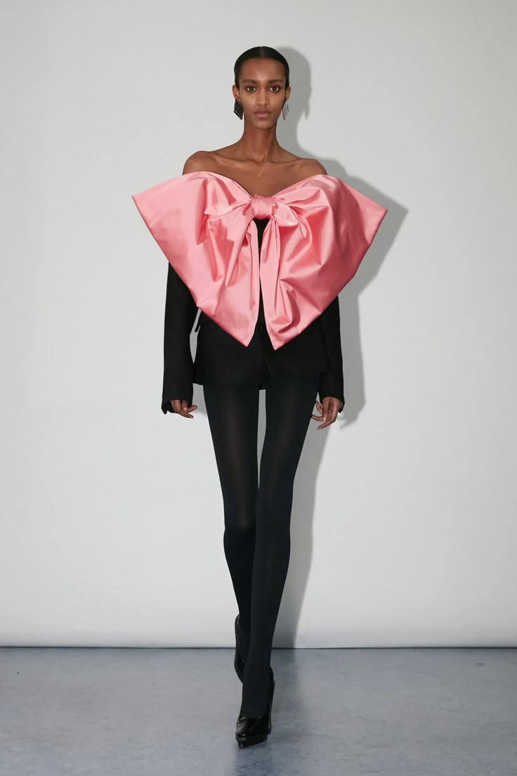 Bow Trend, Rtw 2023, European Fashion Summer, Fall 2023 Ready To Wear, Bow Fashion, 2023 Ready To Wear, Looks Black, Runway Trends, Fashion Couture