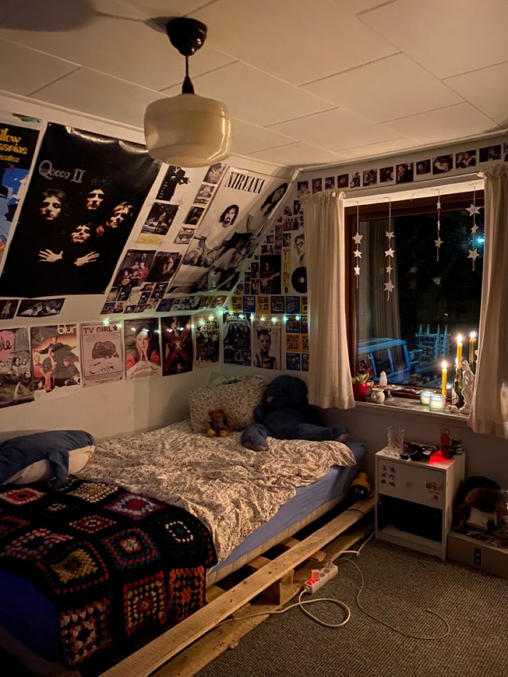 Grunge, fairy grunge room Bedroom Design Grunge, Trailer Bedroom Aesthetic, 90s Grunge Aesthetic Bedroom, 2000s Room Decor Grunge, Old School Bedroom Ideas, Chill Dorm Room Aesthetic, 90s Themed Room Ideas, Room Inspo Aesthetic Grunge, Room Organization Small Bedroom