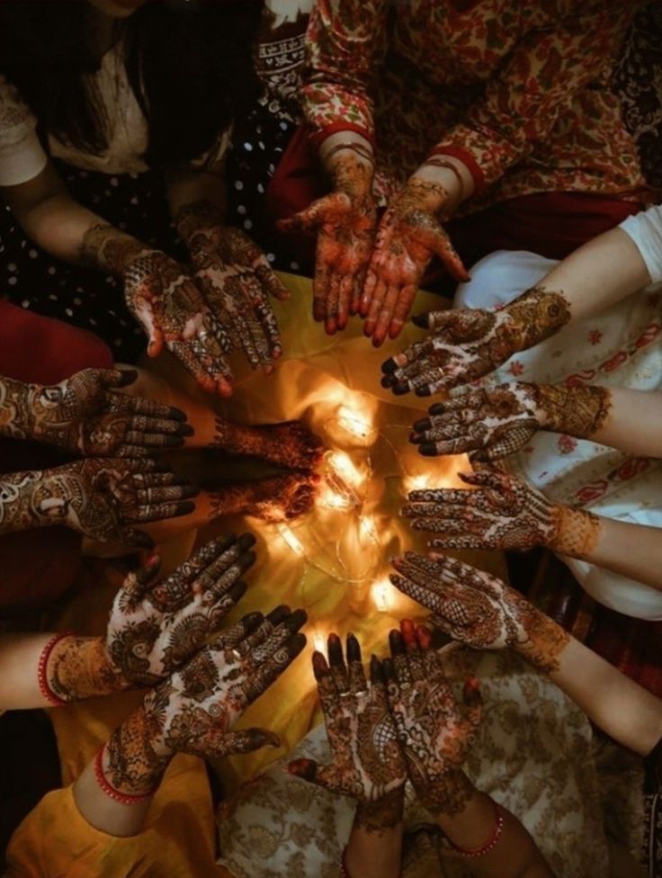 Desi aesthetic mehendi henna photo ideas indian wedding ideas inspo bride and bridesmaids group Indian Bridesmaid Aesthetic, Desi Bridesmaids Aesthetic, Mehndi Function Pics, Mehndi Night Aesthetic, Wedding Group Photos Indian, Mehendi Group Photos, Mendhi Function Ideas, Mehndi Photo Ideas, Mehendi Ceremony Aesthetic