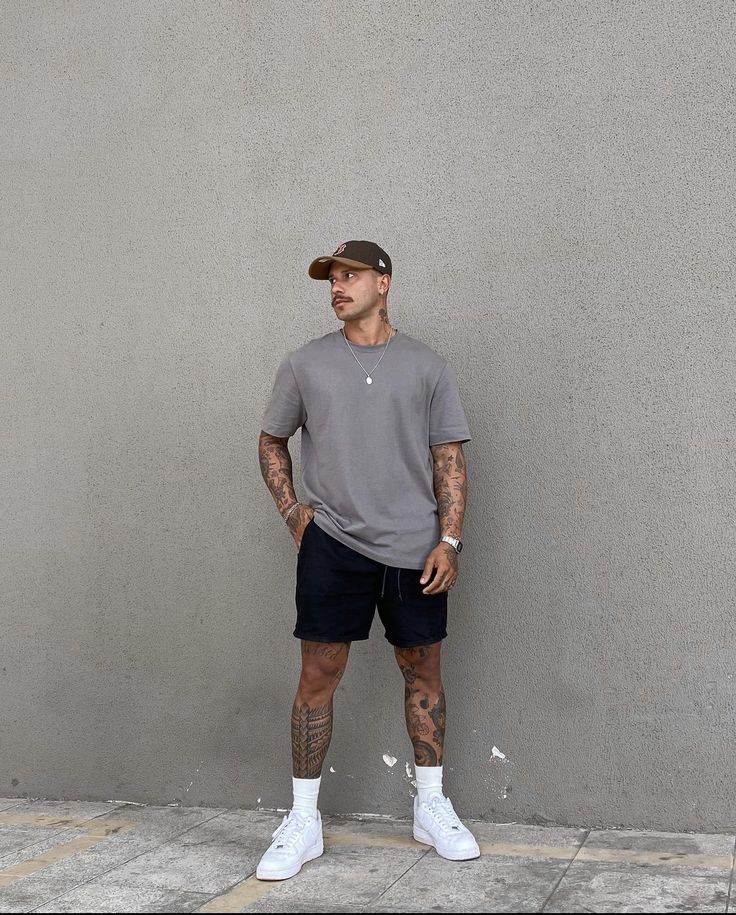 Casual Bar Outfits Men, Men Summer Look, Mens Black Sneakers Outfit, Mens Outfits Short Men, Monotone Outfit Men, Men Fashion 2024 Casual, Men’s Outfits Workout, Casual Men Outfits Streetwear, Summer Urban Outfits Men