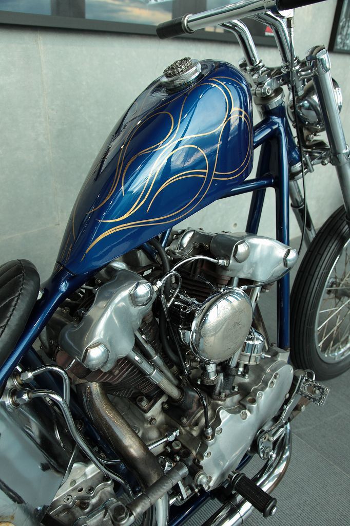 a blue and silver motorcycle parked next to a building