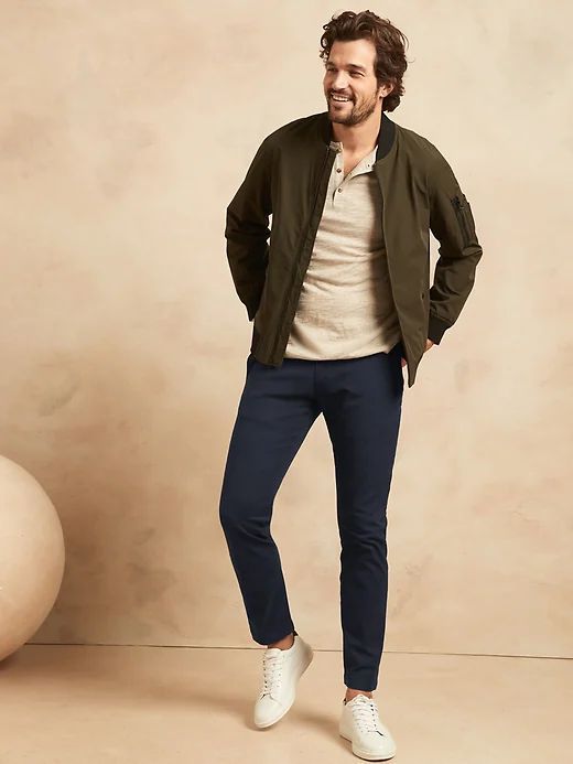 Minimal Mens Fashion, Blue Chinos Men, Chinos Men Outfit, Snappy Casual, Blue Pants Outfit, Summer Work Wardrobe, Navy Pants Men, Navy Blue Chinos, Mens Business Casual Outfits