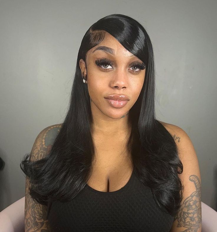 "𝘚𝘪𝘥𝘦 𝘱𝘢𝘳𝘵 𝘴𝘸𝘰𝘰𝘱 𝘸/ 𝘣𝘶𝘮��𝘱𝘦𝘥 𝘦𝘯𝘥𝘴" Deep Side Swoop Wig, Swoop Lace Front Wig, Classy Frontal Hairstyles, Swoop With Bumped Ends, Straight Side Part Hairstyles, Side Bang Black Women, Side Part Swoop Wig, Side Part Hairstyles Wig, Quick Weave Hairstyles Curly