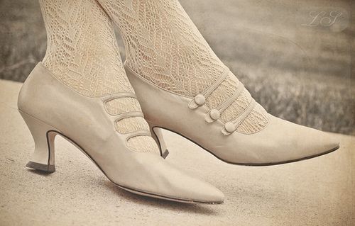 Hats, Shoes, Gloves | Reenacting To Remember Edwardian Shoes, Historical Shoes, Heels Aesthetic, 1910s Fashion, Dagger Tattoo, Edwardian Dress, Dita Von Teese, Retro Shoes, Edwardian Fashion