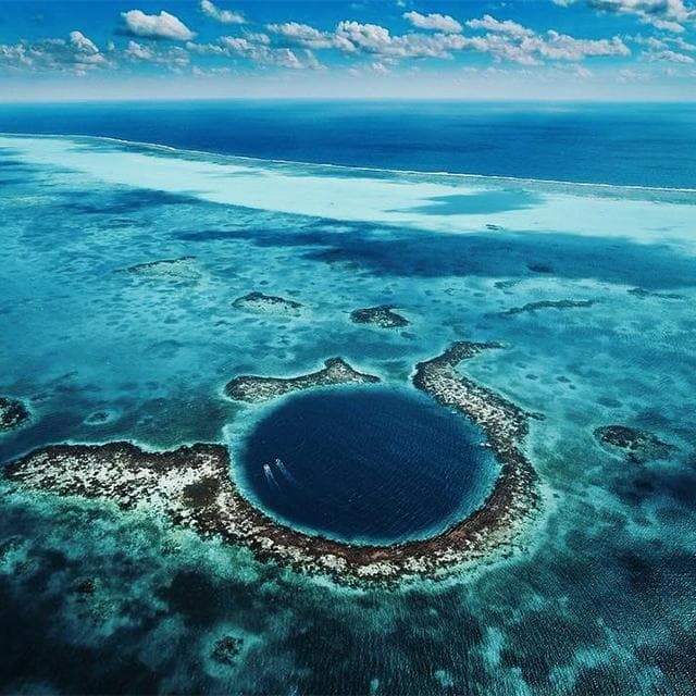 an aerial view of the blue hole in the middle of the ocean, surrounded by coral reefs