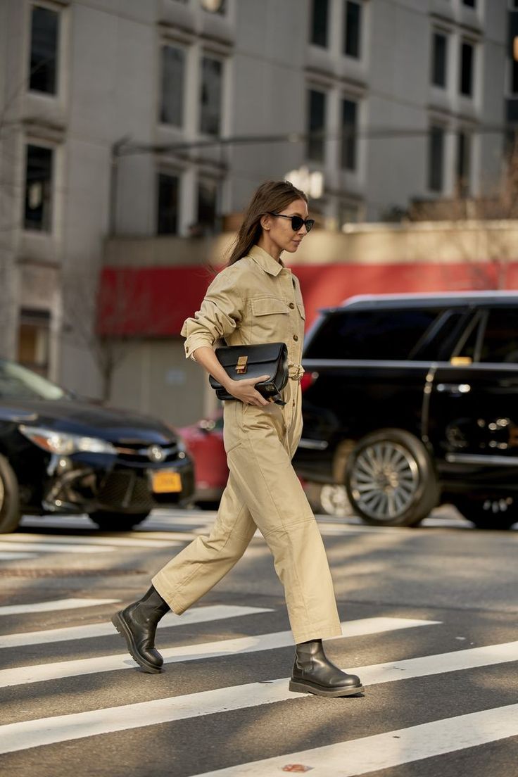 The Best Street Style Of New York Fashion Week AW20 Mode Dope, 2020 Street Style, Nyc Outfits, Fashion Australia, New York Street Style, New York Fashion Week Street Style, Nyfw Street Style, Popsugar Fashion, Mama Style