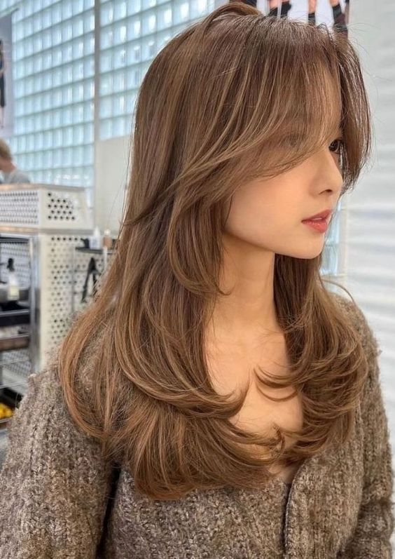 Hairstyle Butterfly Haircut Front And Back, Butterfly Haircut From The Back, Korean Butterfly Haircut, Airy Haircut, Korean Layered Haircut, Butterfly Haircut With Curtain Bangs, Korean Haircut Long, Airy Bangs, Popular Hair Colors