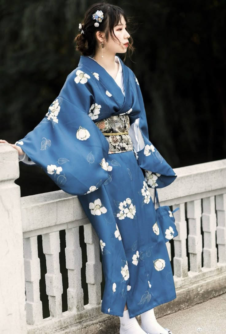 Blue Japanese Kimono, Blue Yukata Women, Japanese Yukata Women, Yukata Aesthetic, Traditional Japanese Clothing Woman, Blue Yukata, Yukata Women, Japanese Kimono Dress, Japanese Yukata