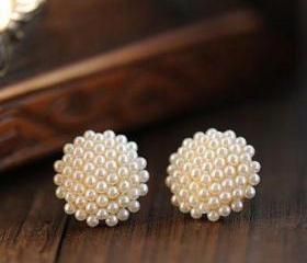 Adorable Pearl Embellished Earrings Jewelry Ear, Faux Pearl Earrings, Moda Vintage, Online Earrings, Pearl Stud Earrings, Mode Vintage, Screw Back Earrings, White Beads, Pearl Studs