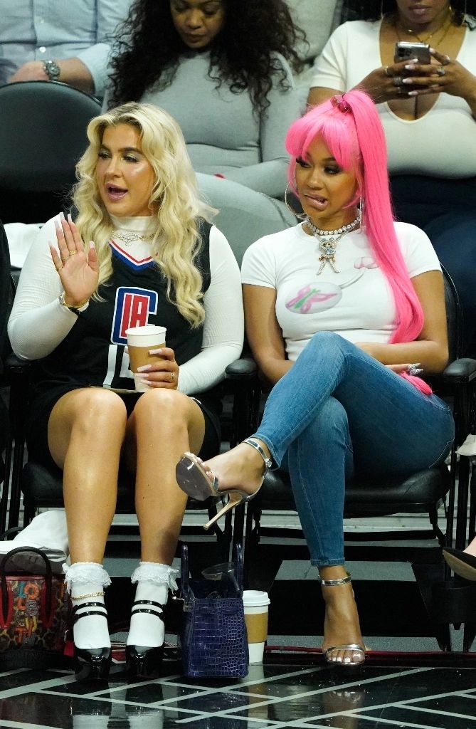 Basketball Outfit For Women Fashion, Nba Game Outfit Woman, Nba Game Outfit, Basketball Game Outfit Women, Smart Dress Code, Nicki Minaj Outfits, Basketball Game Outfit, Polo Shirt Outfits, Nba Game