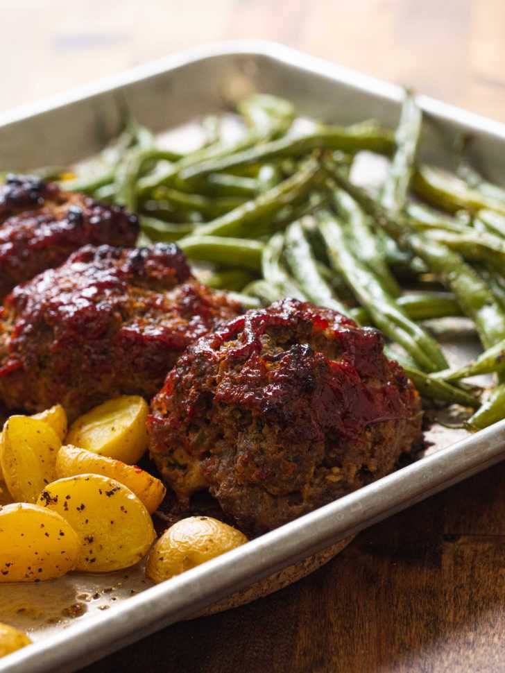 meatballs, potatoes and green beans on a plate