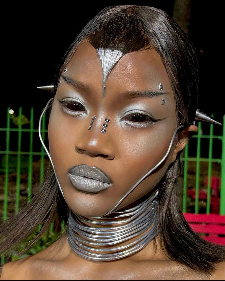 Alien Makeup Editorial, Alien Costume Makeup, Alien Costume Women, Alien Core, Alien Halloween Makeup, Futuristic Makeup, Alien Makeup, Silver Makeup, Cute Halloween Makeup