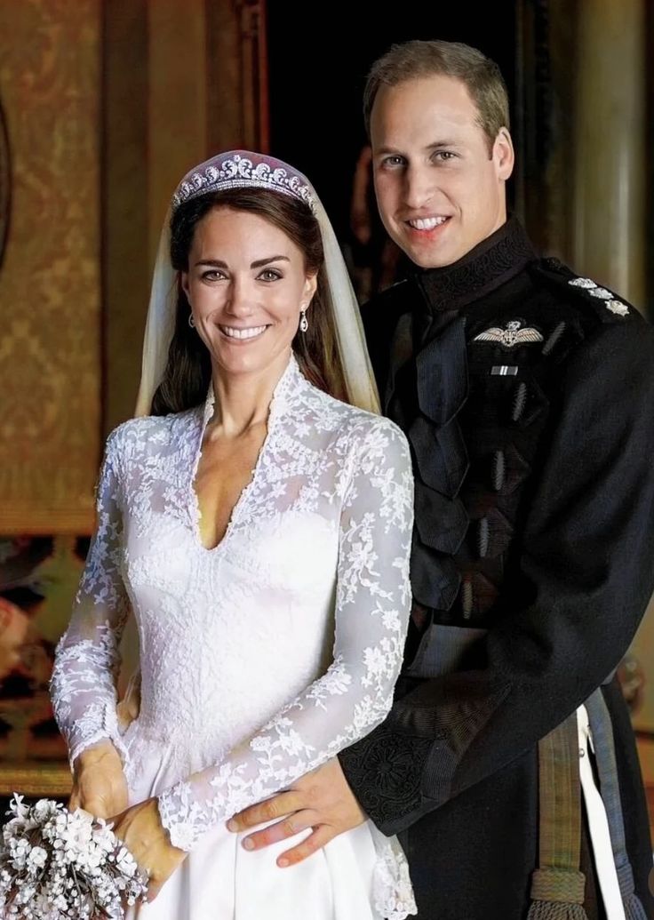 the newly married couple pose for a photo in their wedding gown and tiara at buckingham palace