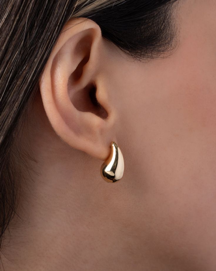 A smaller version of a popular stud, these 14K Gold Medium Teardrop Stud Earrings add a touch of luxury to any ear stack. From a strapless gown to a classic white tee, these earrings elevate your style with their curvaceous, mini bubbly design. Effortless and feminine, they are a trendy must-have for the fashion-forward woman. Size: Approx. 7.8mm(W) x 17.3mm(H) Total Weight: Approx. 2.2 grams (per pair) Standard Production: 2-5 business days Rush Order Production: 1-3 business days Shipping: Sel Elegant Teardrop Hoop Earrings With Polished Finish, Classic Teardrop Huggie Earrings For Wedding, Elegant Pierced Huggie Earrings For Anniversary, Classic Drop Pierced Jewelry, Classic 14k Gold Drop Earrings, Elegant Rose Gold Huggie Earrings For Formal Occasions, Classic Single Pear-shaped Earring, Classic Teardrop Huggie Earrings In 14k Gold, Classic Teardrop Huggie Earrings For Gift