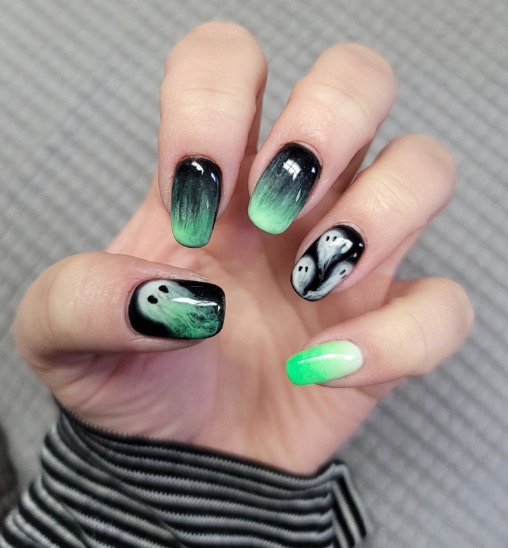 Ghosts for Halloween Green Ghost Nails, Ghostbusters Nail Art, Ghost Nails Short, Ghost Nails Acrylic, Ghost Face Nails, Ghost Nail Art, Nurse Nails, Ghosts For Halloween, Nails For Halloween