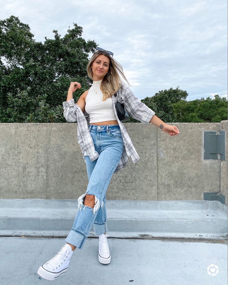 Outfit Inspo With Straight Jeans, Mom Jeans Casual Outfit Summer, Straight Jeans Converse Outfit, Outfits With Mom Jeans Winter, Flannel And Jeans Outfit Winter, Converse And Mom Jeans Outfit, Converse Graduation Outfit, Casual Outfits With Straight Leg Jeans, White Converse Fall Outfit