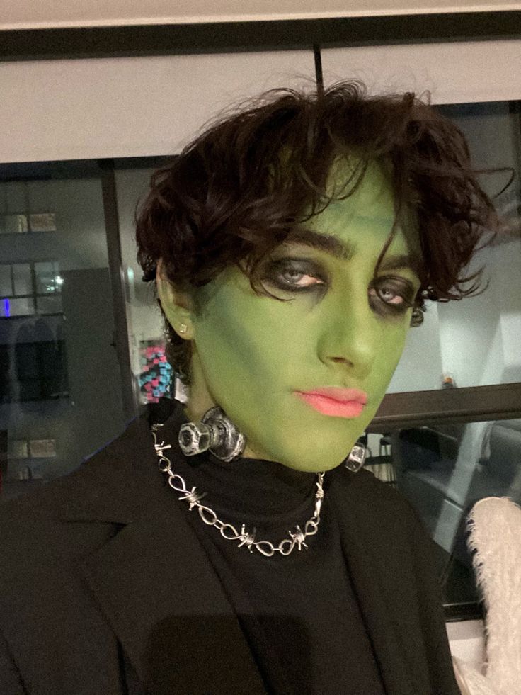 Frankenstein Halloween Makeup, Aesthetic Halloween Costume Ideas, Mens Halloween Costumes Diy, Frankenstein Halloween Costumes, Frankenstein Makeup, Frankenstein Costume, Spooky Halloween Costumes, Classic Halloween Costumes, Villain Costumes