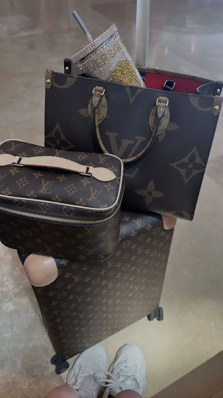 Kylie And Khloe, Luggage Essentials, Girls Luggage, Paris Travel Photography, Expensive Bag, Travel Picture Ideas, Iphone Wallpaper Hipster, Louis Vuitton Collection, Rich Girl Lifestyle