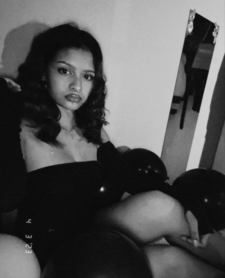 House Of Balloons Photoshoot, The Weeknd Photoshoot, Weeknd Photoshoot, Weeknd Birthday, Balloons Photoshoot, The Weeknd Birthday, Photoshoot Black And White, Bday Shoot, Inspired Photoshoot