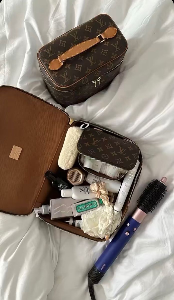 What's In My Purse, Expensive Makeup, Makeup Bag Essentials, Baby Clip Art, Vanity Bag, Luxury Makeup, Essential Bag, Instagram Story Ideas, Beauty Bag