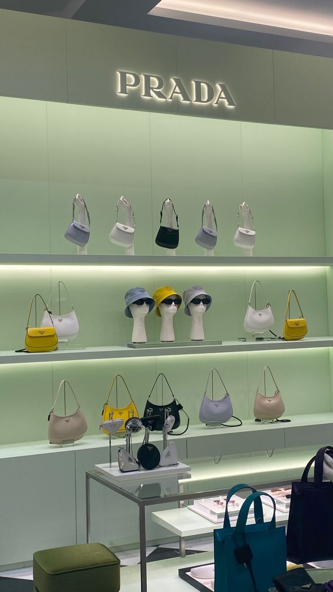 Luxury Bag Display, Bag Store Display, Gift Shop Interiors, Prada Store, Handbag Display, Store Layout, Boutique Interior Design, Closet Decor, Chill Photos