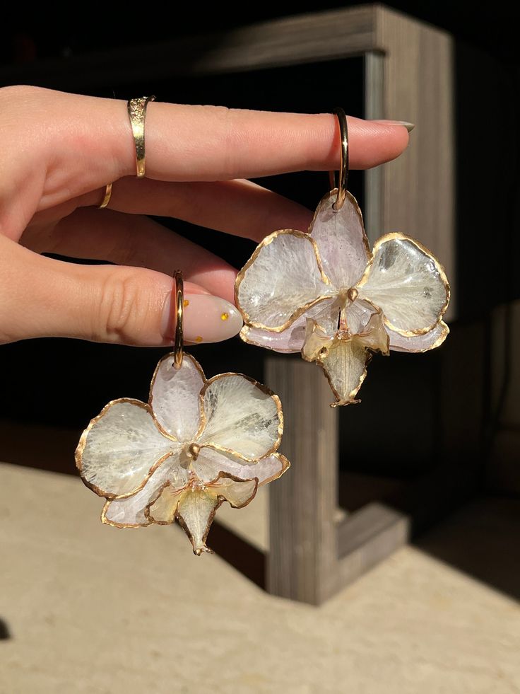 Real hand-picked and handmade preserved white phalaenopsis orchid that has been turned into a pair of gorgeous earrings for any occasion. Handmade Orchid Earrings, Elegant Orchid Flower Earrings, Elegant White Earrings With Pressed Flowers, Orchid Flower-shaped Earrings For Gift, White Pressed Flower Earrings For Wedding, White Flower Earrings With Pressed Flowers For Wedding, Now Earrings, Earrings Photography Ideas, Look 80s