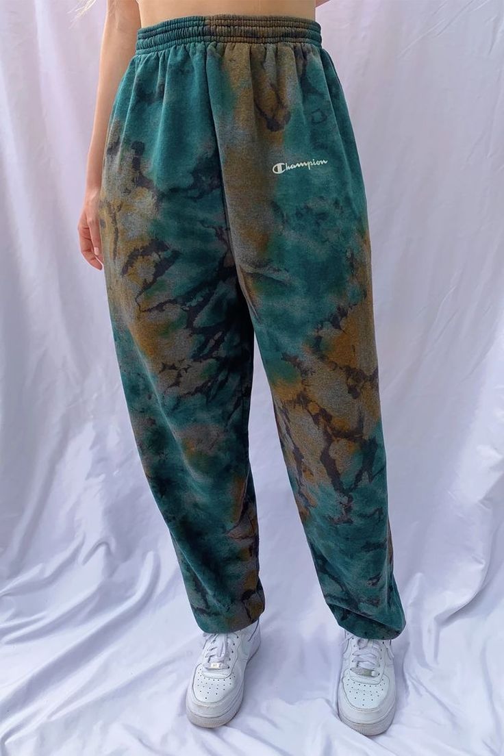 Indie Kid Style, Vintage Sweatpants, Unique Pants, Vintage Tie Dye, Cute Sweatpants, Tie Dye Sweatpants, Tie Dye Crafts, Break The Rules, Tie Dye Fashion