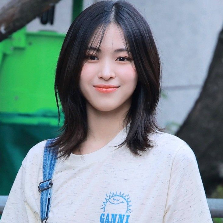 ◖ icon lq pics random itzy kill my doubt 'CAKE' era shin ryujin on the way 18082023 cr: betonryu_srj on twitter Kpop Short Hair, Pretty Hair Cuts, Middle Hair, Oval Face Haircuts, Cute Haircuts, Bangs With Medium Hair, Shin Ryujin, Haircuts Straight Hair, Mid Length Hair