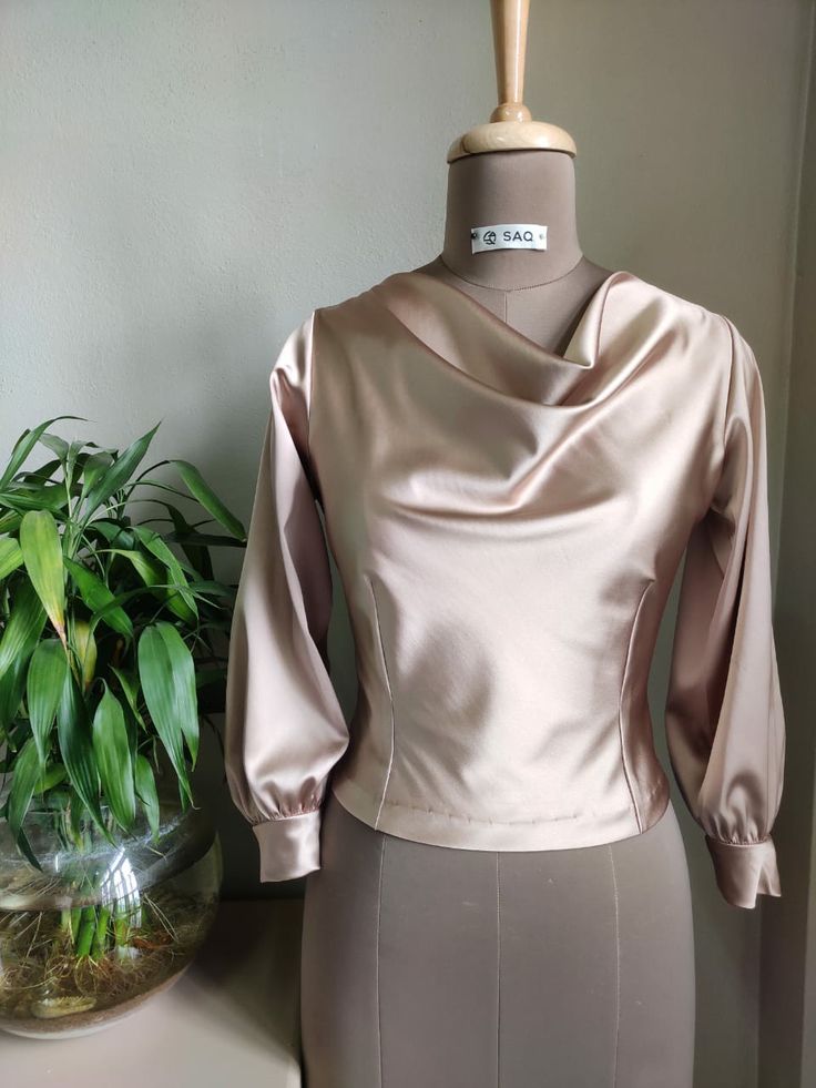 Satin Cowl Neck Top Outfit, Satin Top Outfit Classy, Cowl Neck Top Outfit, Kawr Design, Silk Top Designs, Satin Top Outfit, Sleeve Inspiration, Sunday Top, Sunday Dresses