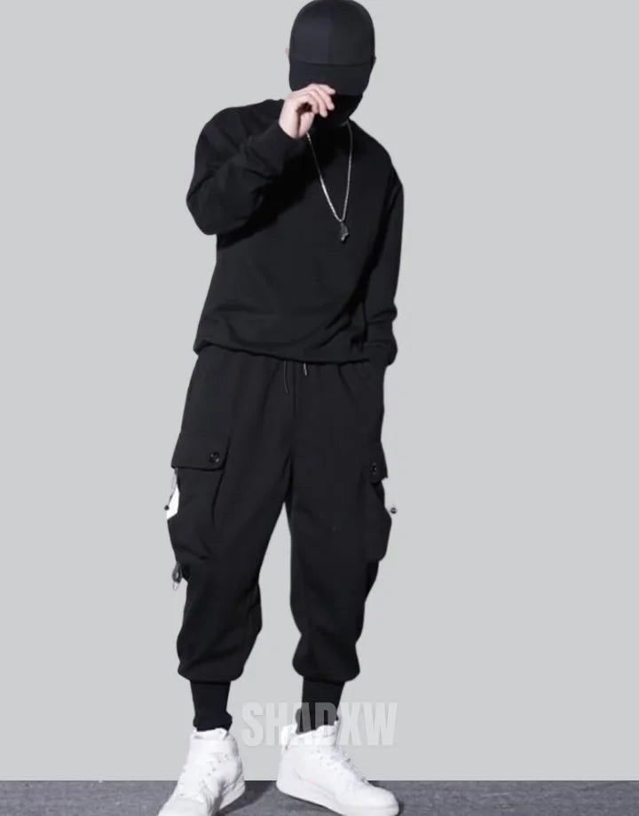 Typ: Techwear-Hose

 Design: Techwear, Streetwear

 Technische Hosen: Diese Techwear-Hose ist das perfekte Kleidungsstück, um Ihr Techwear-Outfit zu vervollständigen.

 Premium-Qualität: Verstärkte Nähte, angenehm zu tragen, weicher Griff

 Materialien: Polyester

 Maschinenwäsche: 30 °C (86 °F)










 Empfohlene Größe

 Höhe (cm)




 Gewicht (kg) 









 S

 160-165

 45-55 






 M




 165-170

 55-60 






 M




 170-175


 60-70 






 XL




 175-180




 70-75 






 2XL




 180-185




 75-80 






 3XL




 185-190




 80-90












 
Erhöhen Sie Ihren Streetstyle mit der Streetwear-Jogginghose



 Jogginghosen und Streetwear haben eine tiefe Verbindung – beide verkörpern den Geist von lässigem Komfort und mühelosem Stil. Unsere Streetwear-Jogginghosen bring Ninja Pants, Streetwear Sweatpants, Techwear Pants, Techwear Outfits, Techwear Streetwear, Combat Pants, Urban Lifestyle, Vest Shirt, Pants Design