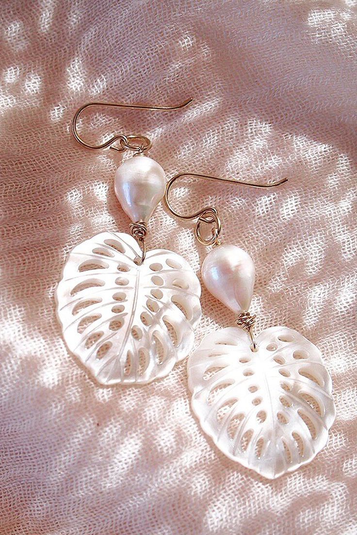 These asymmetrical carved Monstera and Baroque Pearl Earrings make beautiful simple statements. Seemingly plucked straight from the ocean, the luminous, organic white pearls sway and illuminate in the light. Wear these unique pearl, monstera, and gold earrings for a modern upgrade. DETAILS Name: Me'e (MAY aye) - Heroine. 14kt Gold Filled. Genuine Freshwater Baroque Pearls. Carved Mother of Pearl Monstera Flowers. Unless otherwise noted in the listing description, all pieces are sold individually. Photos with models/multiple pieces are for style inspiration only. ✦ This piece features natural pearls which will vary slightly in color, shape, and markings. Every piece is gorgeous and unique. ✦ ABOUT THE BRAND Ke Aloha Jewelry is a one woman owned brand established in 2012. What started as a c Restaurant Gift Cards, Hawaii Jewelry, White Pearl Earring, Baroque Pearl Earrings, Pearl Collection, Gold Pearl Earrings, Gold Filled Earrings, Gold Drop Earrings, Pearl Drop Earrings