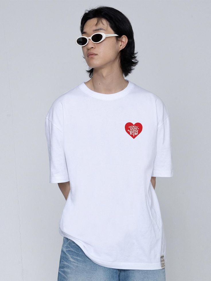 This is a casual and comfortable t-shirt that is made out of high quality cotton 100% fabric. With design detail of relaxed silhouette and woven logo label on the hem, it gives a trendy and refined look. - Double ribbed neckline- Unisex item- Urethane graphic print detail Spring Streetwear T-shirt With Heart Graphic, Spring Cotton T-shirt With Heart Graphic, Cotton T-shirt With Heart Graphic, Short Sleeve, Cotton Graphic Tee With Heart Graphic, Short Sleeve Cotton T-shirt With Heart Graphic, Cotton Heart Graphic Tee, Relaxed Fit Heart Graphic Tops For Streetwear, Heart Graphic T-shirt For Spring Streetwear, Spring Heart Graphic T-shirt For Streetwear