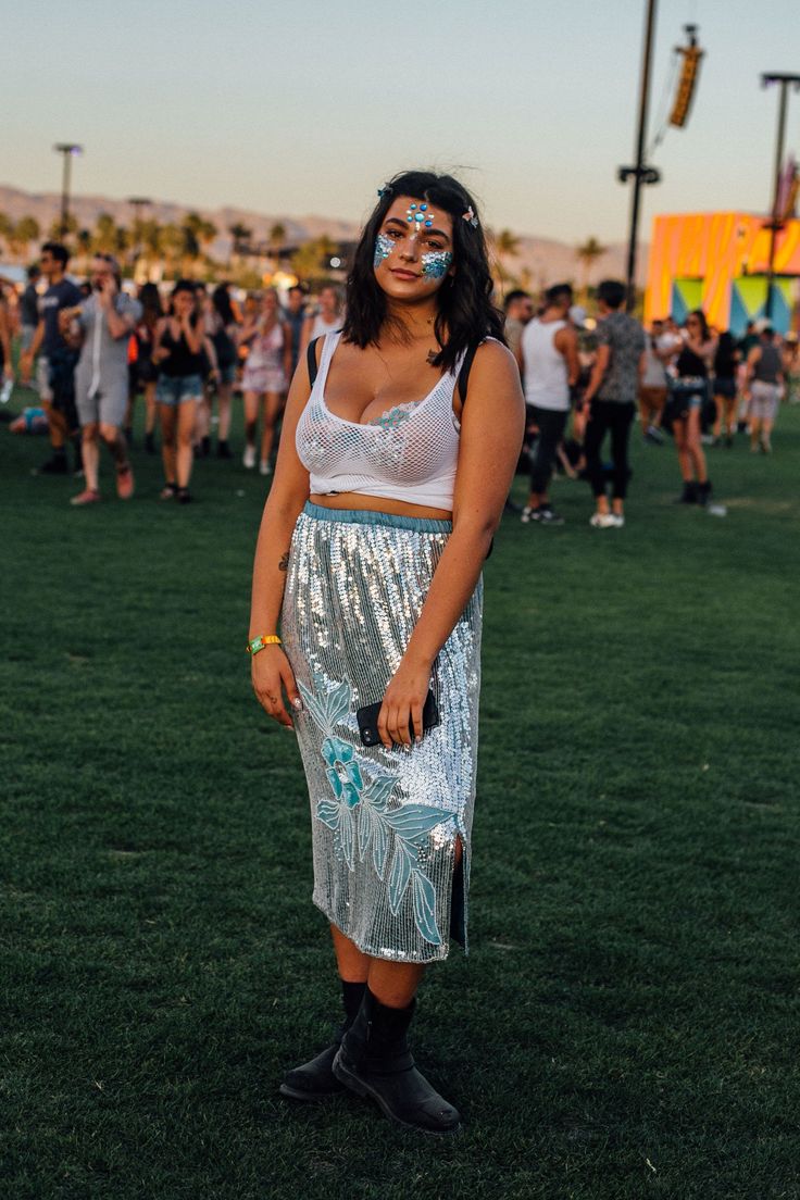 Proof You Don't Need A Flower Crown To Do Festival Fashion #refinery29 http://www.refinery29.com/2017/04/150281/coachella-street-style-2017#slide-13 Electro Festival Outfit, Plus Size Festival Outfit, Edm Outfit, Coachella 2017, Festival Mode, Festival Attire, Festival Outfits Women, Fall Fashion Skirts, Festival Outfits Rave