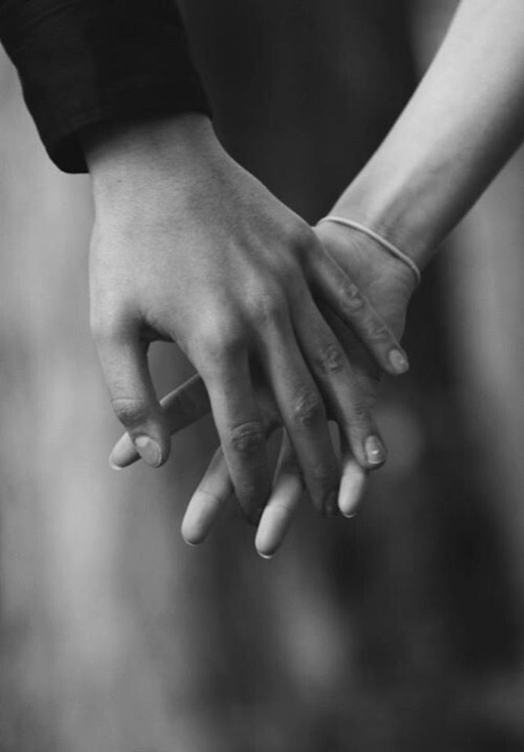 two people holding hands with the words el te quiero es un pedazo de alma