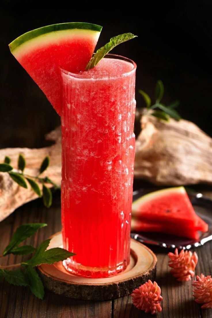 Alcholic Drink Aesthetic, Alcoholic Drinks Aesthetic, Alcholic Drink, Food Photography Fruit, Watermelon Slushie, Cocktail Aesthetic, Easy Mixed Drinks, Juice Menu, Fruit Juice Recipes