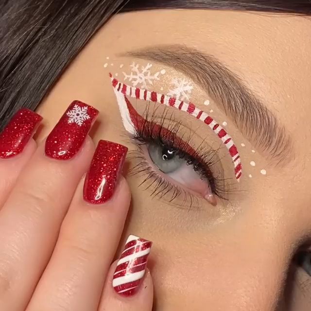 Christmas Makeup Looks Holidays, Christmas Make Up Looks Holiday Makeup, Cute Christmas Makeup Looks Easy, Christmas Makeup Hooded Eyes, Holiday Eyeliner, Christmas Eyeliner Looks, Easy Christmas Eyeshadow Looks, Christmas Make Up Looks, Xmas Makeup Looks