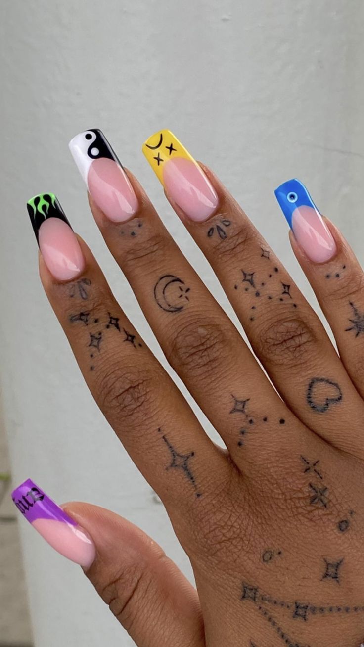 Lisa Onuoha, Tiny Finger Tattoos, Henna Inspired Tattoos, Finger Tats, Hand And Finger Tattoos, Tasteful Tattoos, Small Tattoos Simple, Grunge Nails, Thigh Tattoos Women