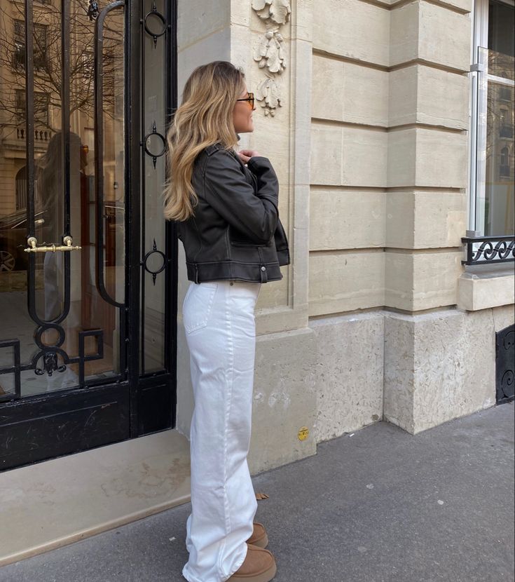 Outfit Jean Blanc, Outfit Pantalon Blanc, Ugg Fits, Outfits Uni, Jean Beige, Ugg Tazz, Look Jean, Trendy Heels, Pull And Bear