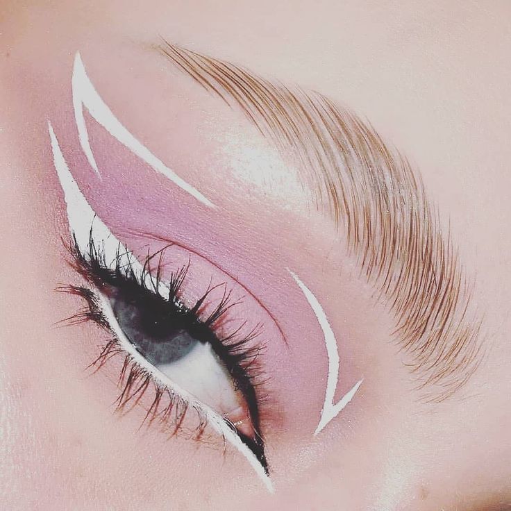 White Eyeliner Eye Makeup, Pink And White Eyeliner Looks, Liner Makeup, White Eyeliner Looks, Spider Makeup, Casual Makeup, Cute Eye Makeup, Graphic Makeup, Graphic Eyeliner