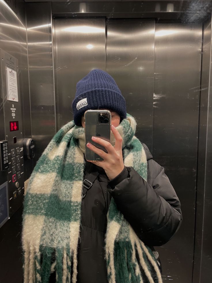 scarf, outfit inspo, pic inspo, selfie, elevator pic, ganni, chunky scarf Winter Beanie Aesthetic, Ganni Beanie Outfit, Beanie And Scarf Outfit, Ganni Beanie, Beanie Outfit Aesthetic, Chunky Scarf Outfit, Beanie Aesthetic, Elevator Selfie, Scarf Aesthetic