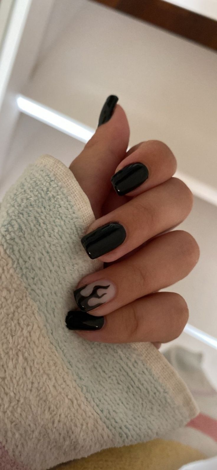 Nail Black Design Simple, Black Nails With Art Designs, Black Nails Inspiration Square, Simple Short Acrylic Nails Black, Simple Nails Ideas Square, Easy Summer Short Nails, Black Square Nails With Design, Simple Black Nail Inspo Short, Short Black Nails With Accent Nail