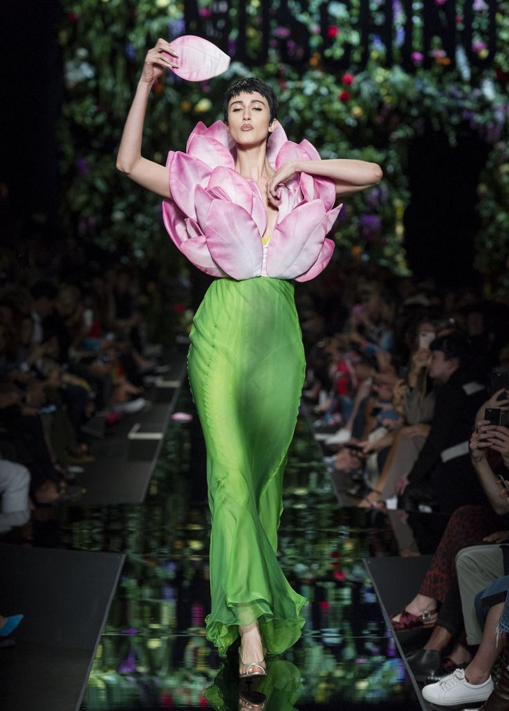 MFW: Moschino SS18 | Wonderland Magazine Runway Clothes, Fashion Show Themes, Bouquet Dress, College Work, Theme Dress, Spring Couture, Fashion Illustration Dresses, Anna Wintour, Floral Inspiration