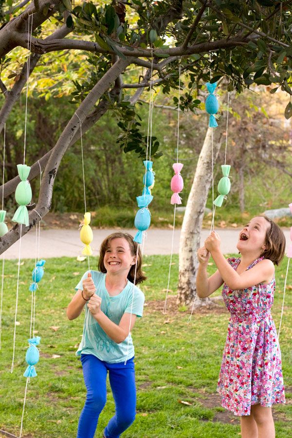 DIY Candy-Filled Egg Popper Tree, great for older kids during the Easter egg hunt Fun Easter Games, Egg Hunt Party, Diy Osterschmuck, Easter Games For Kids, Creative Easter Eggs, Easter Hunt, Easter Games, Easter Birthday, Easter Traditions