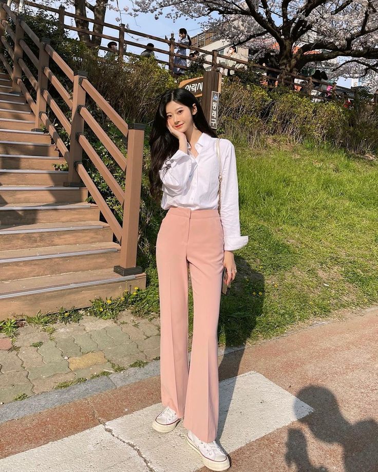 Pastel Pink Trousers Outfit, Korean Formal Outfit, Pink Trousers Outfit, Ootd Campus, Feminine Fits, Buisness Casual Women, Pink Pants Outfit, Soft Feminine Outfits, Korean Pants