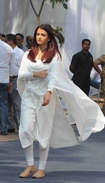 Simple Indian Suits, Aishwarya Rai Photo, Designer Kurti Patterns, White Clothes, Long Kurti Designs, Casual Indian Fashion, Salwar Kamiz, Kurti Designs Party Wear, Kurta Designs Women